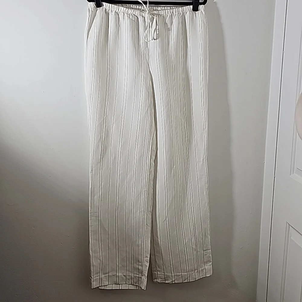 H&M, NWT‎ wide leg white with pinstripe. Size medium. Elastic waist with tie.